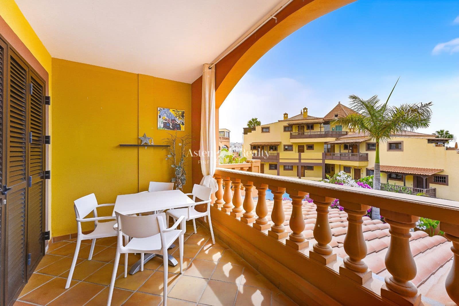 3 bedroom Flat for sale in Playa del Duque with pool - € 529,000 (Ref: 10086757)