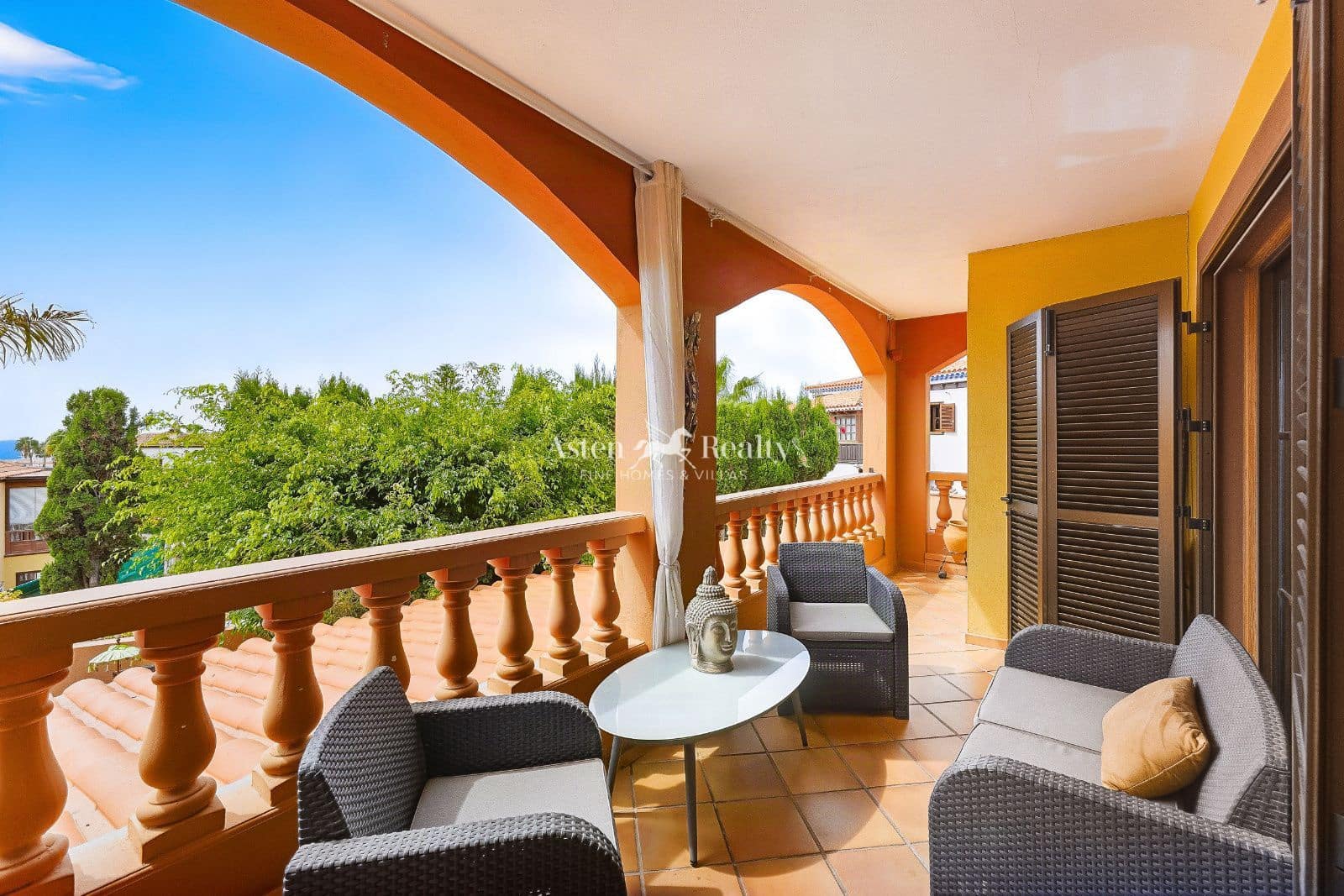 3 bedroom Flat for sale in Playa del Duque with pool - € 529,000 (Ref: 10086757)