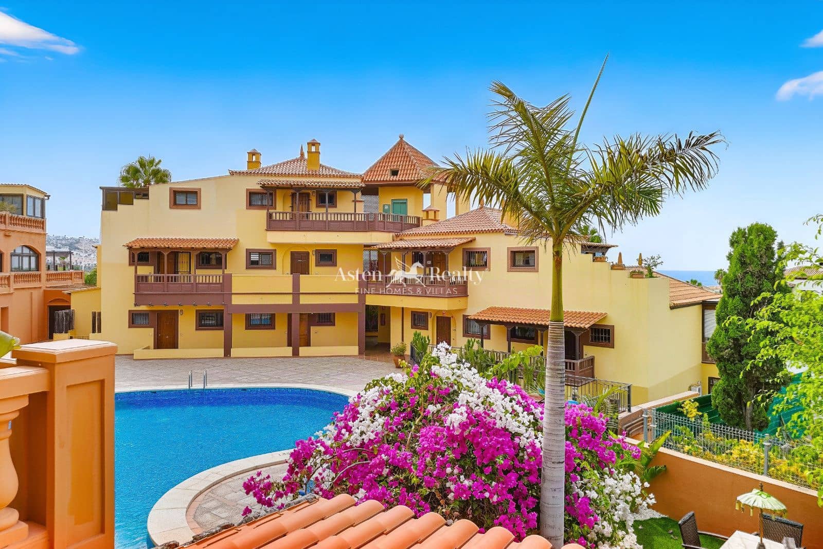 3 bedroom Flat for sale in Playa del Duque with pool - € 529,000 (Ref: 10086757)