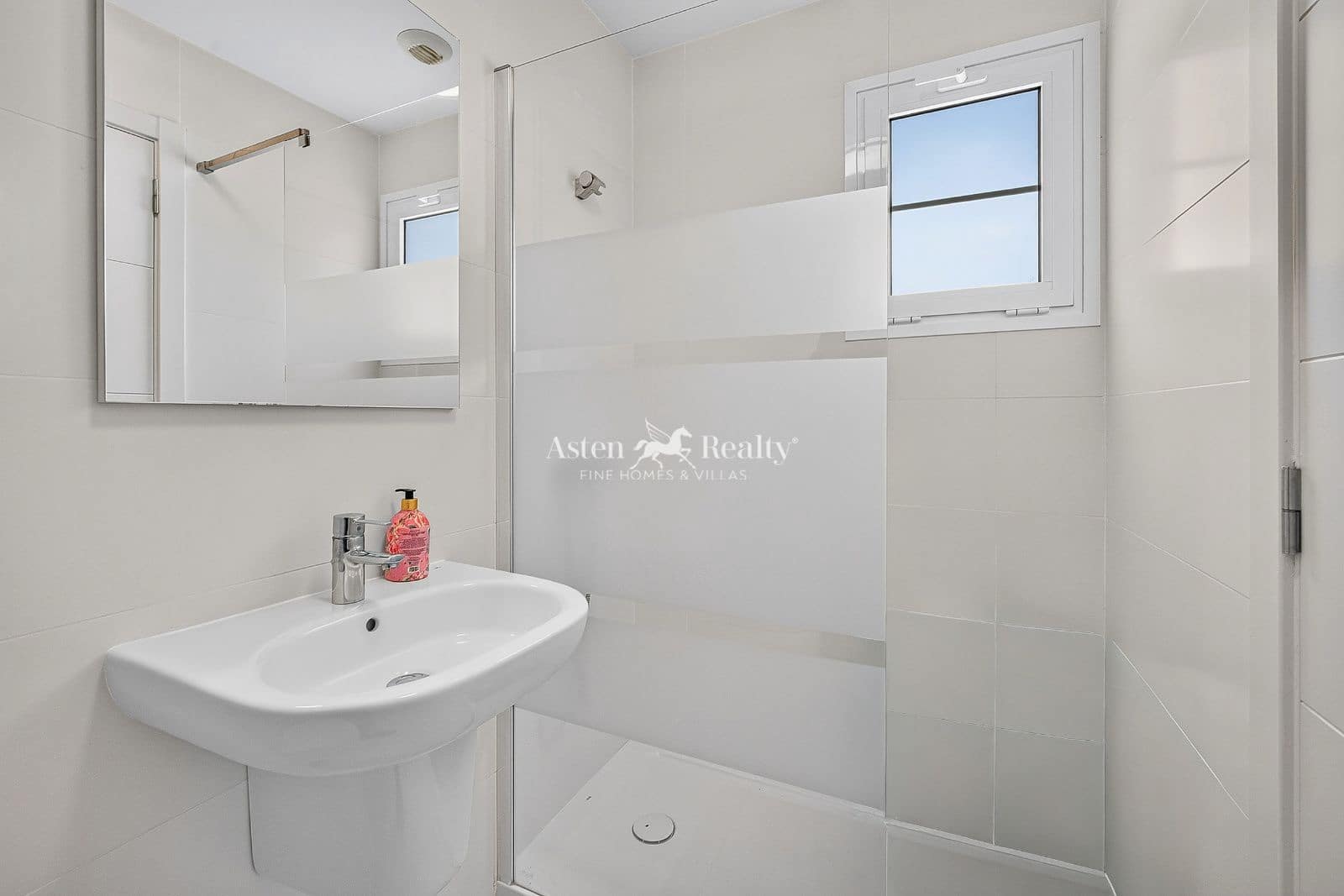 Casa de 3 habitaciones en Los Cristianos en venta con piscina garaje - 990.000 € (Ref: 10091503)