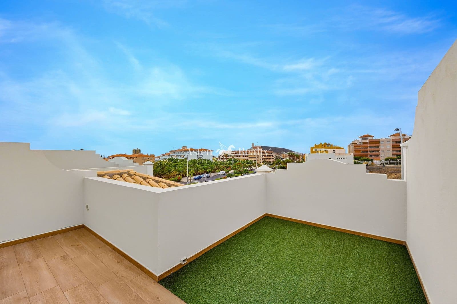 Casa de 3 habitaciones en Los Cristianos en venta con piscina garaje - 990.000 € (Ref: 10091503)