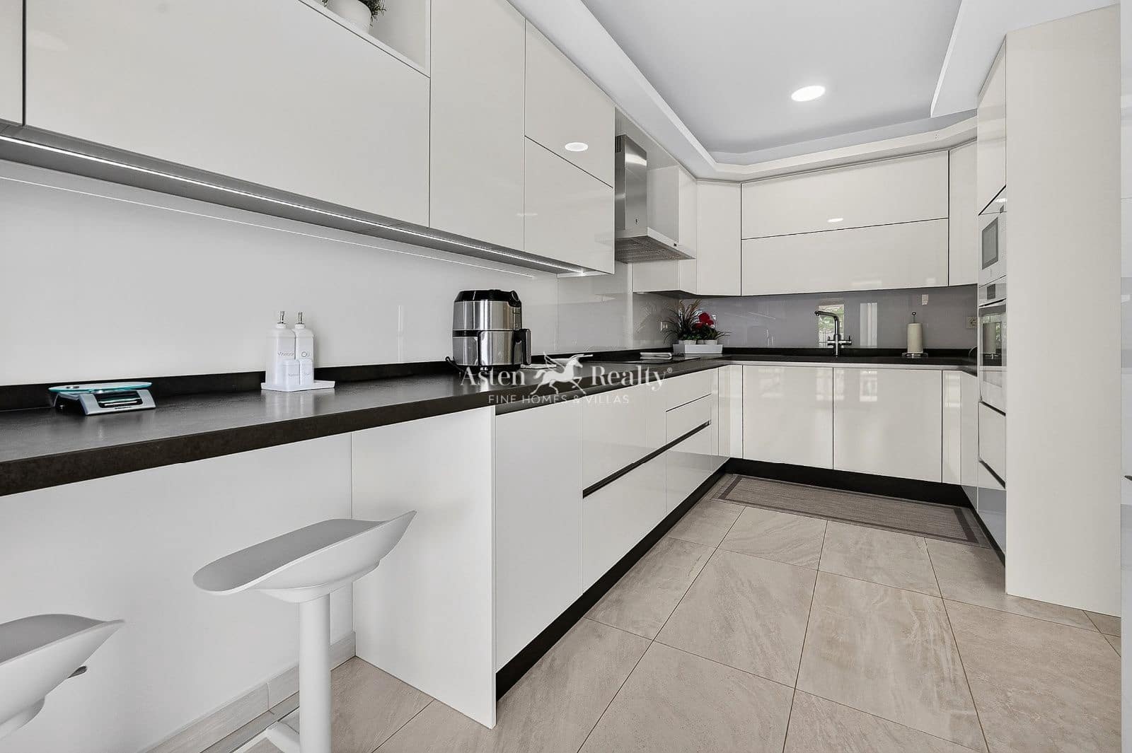 Casa de 3 habitaciones en Los Cristianos en venta con piscina garaje - 990.000 € (Ref: 10091503)