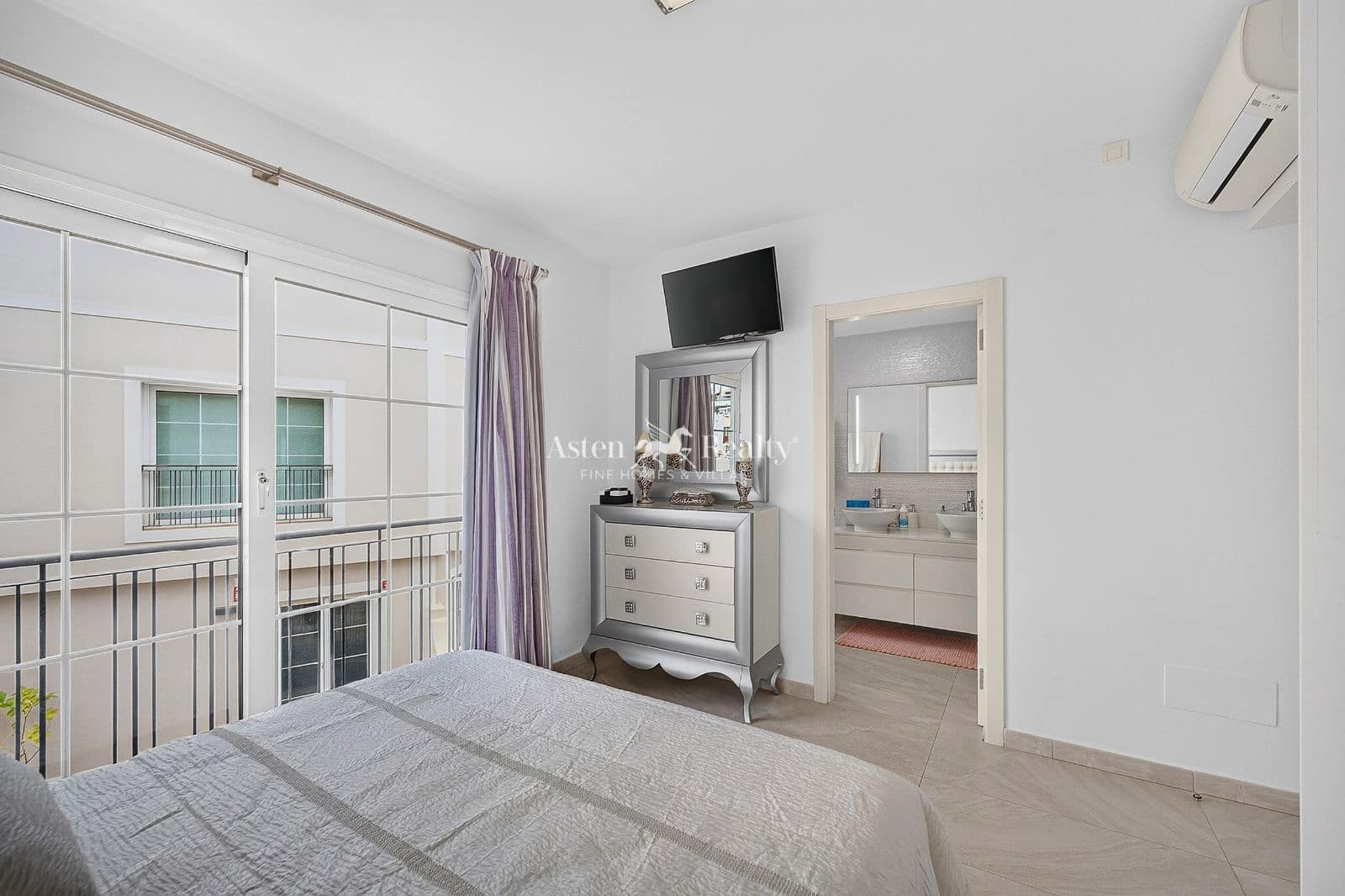 Casa de 3 habitaciones en Los Cristianos en venta con piscina garaje - 990.000 € (Ref: 10091503)