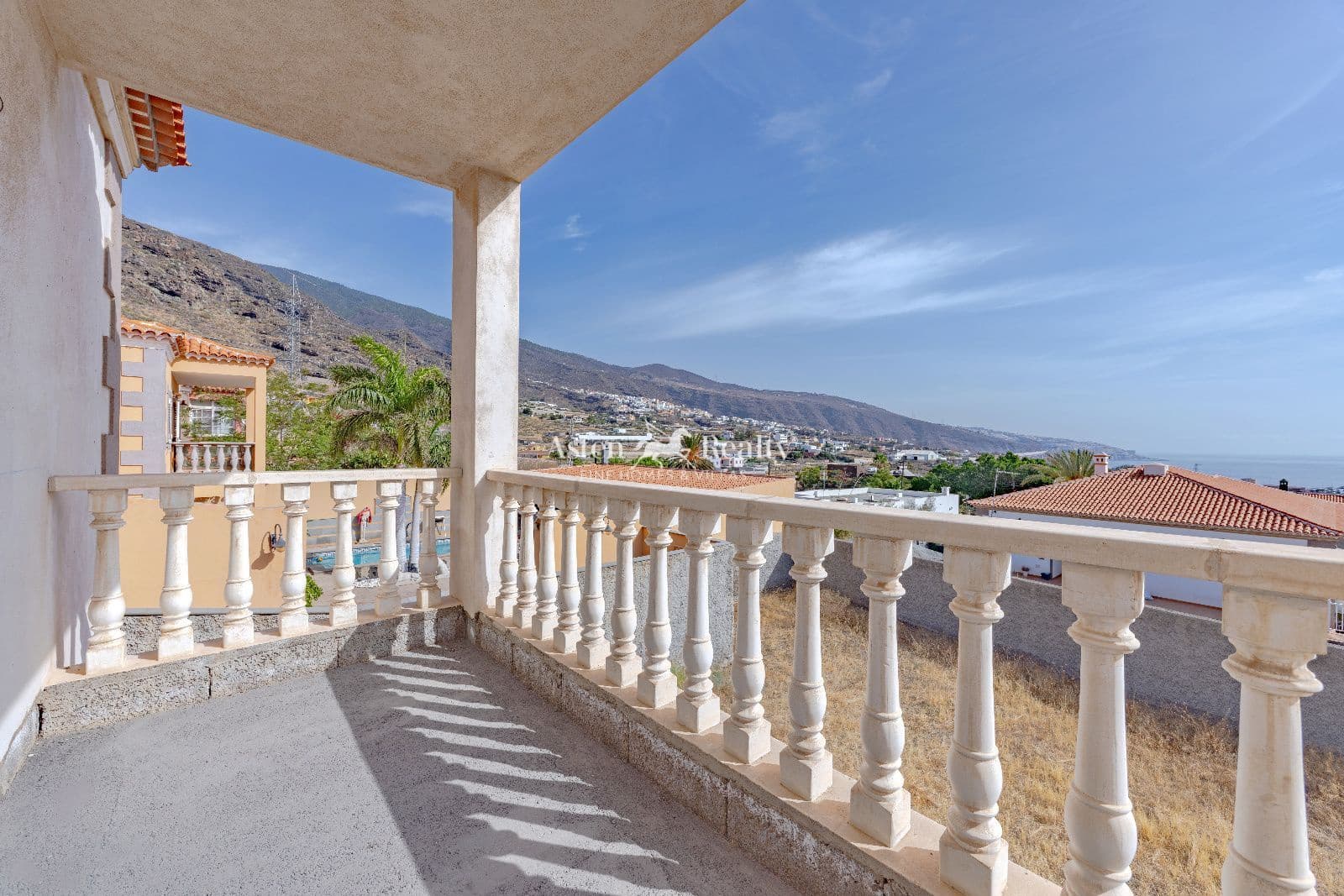 4 bedroom Villa for sale in Candelaria with garage - € 530,000 (Ref: 10101194)