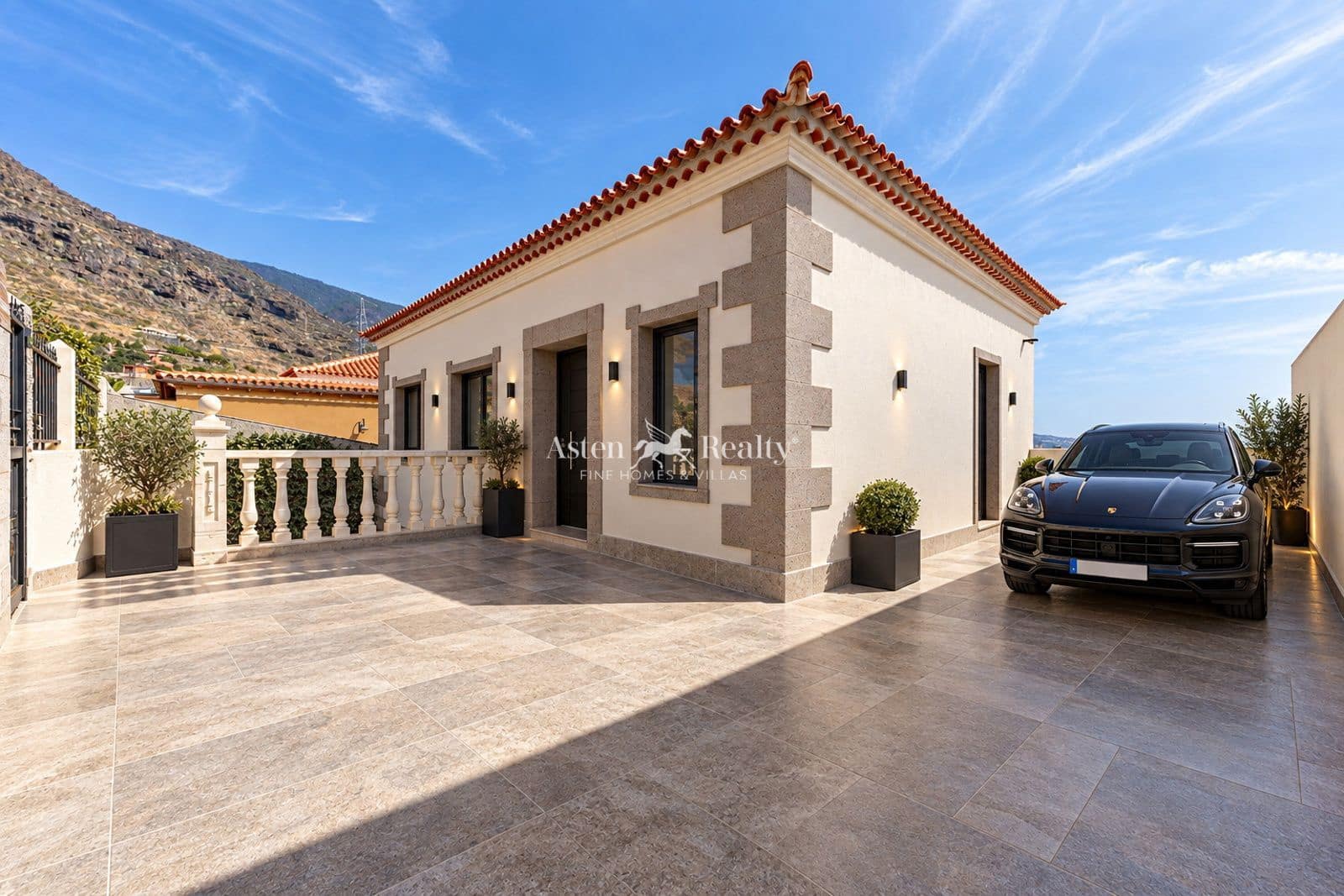 4 bedroom Villa for sale in Candelaria with garage - € 530,000 (Ref: 10101194)