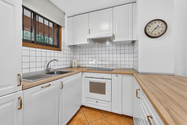 1 makuuhuone Asunto myytävänä paikassa Playa del Duque, Adeje mukana uima-altaan 
autotalli - 469 000 € (Ref: 10120906)