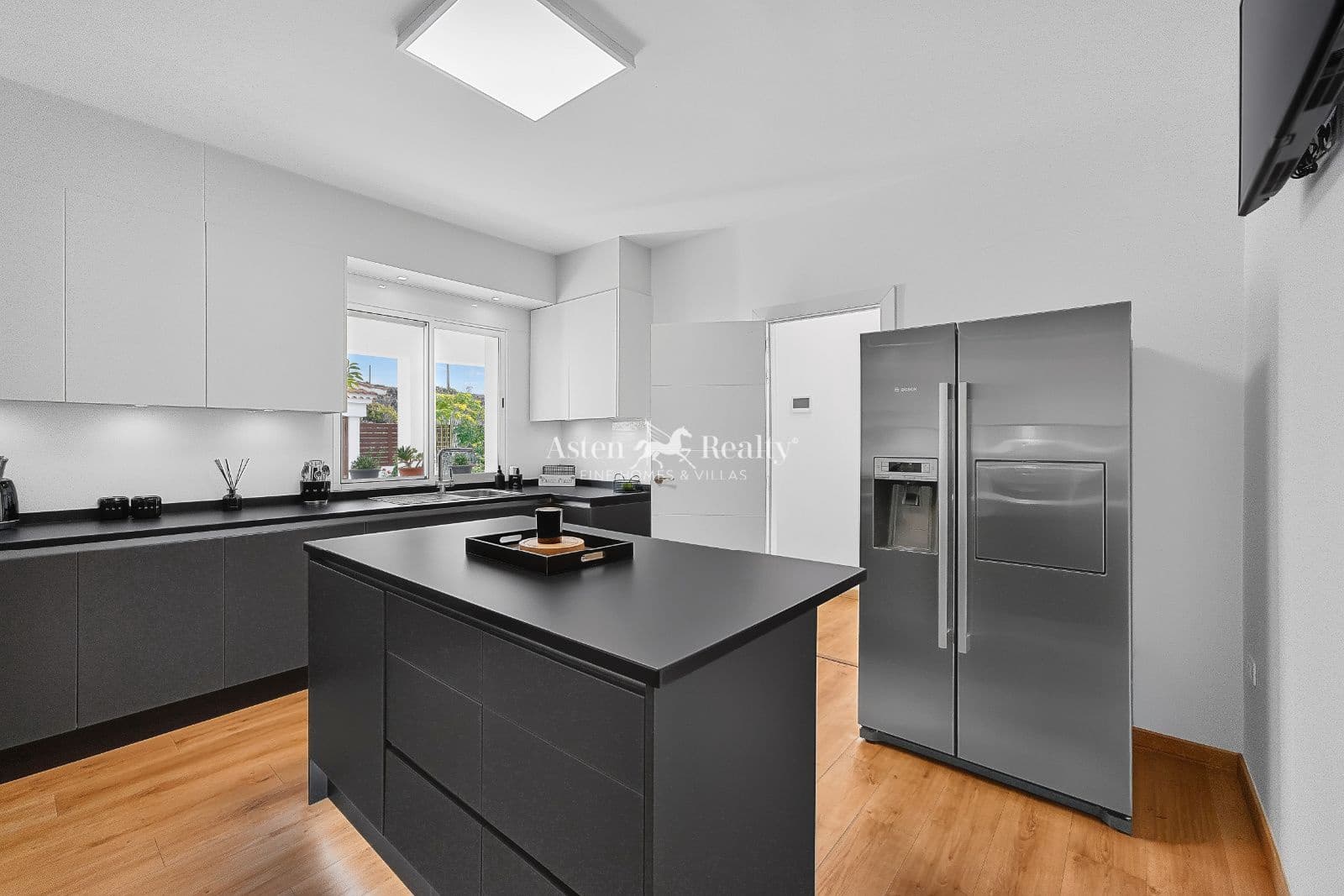 5 bedroom Villa for sale in Arona with pool garage - € 1,490,000 (Ref: 10162577)
