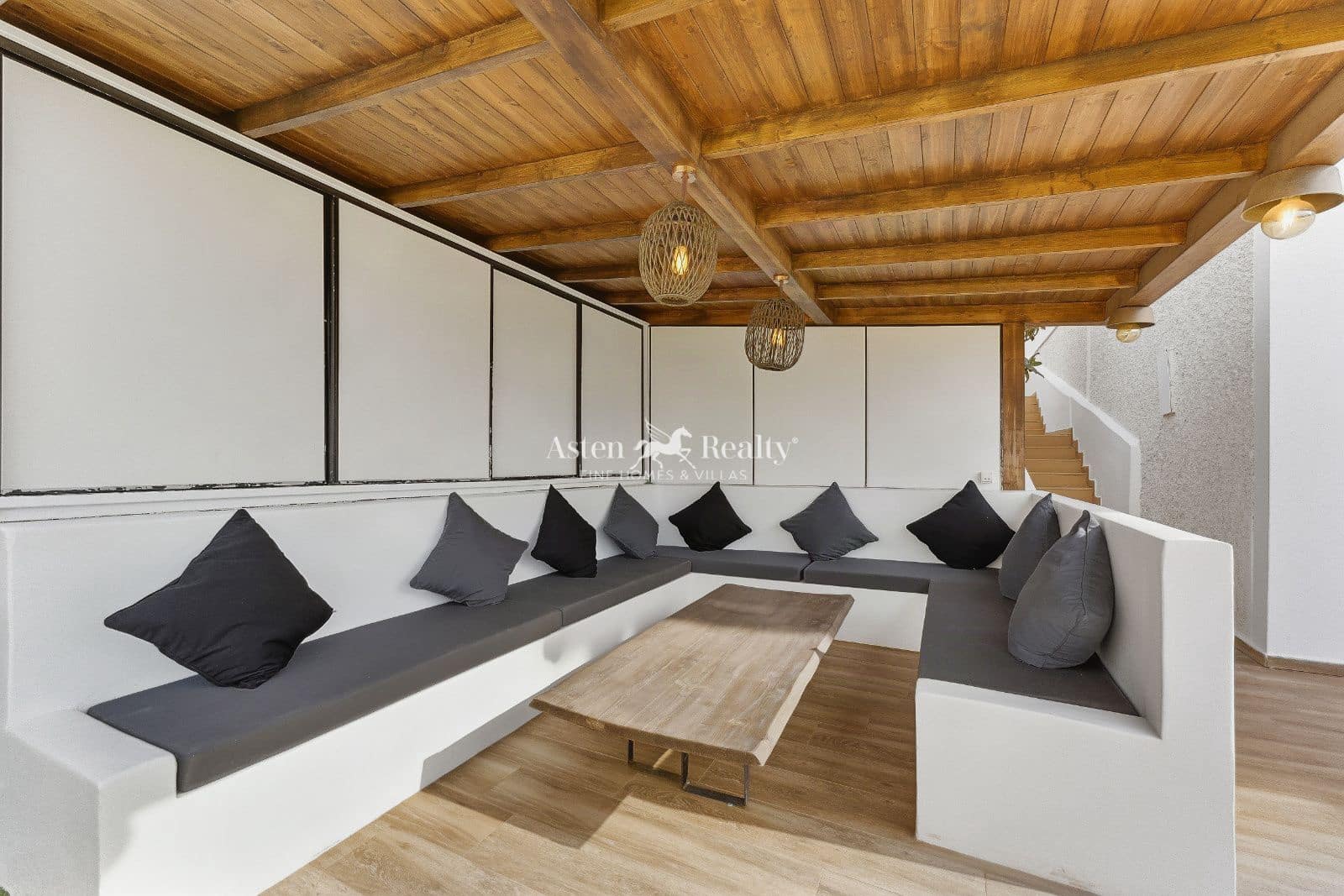 5 bedroom Villa for sale in Arona with pool garage - € 1,490,000 (Ref: 10162577)