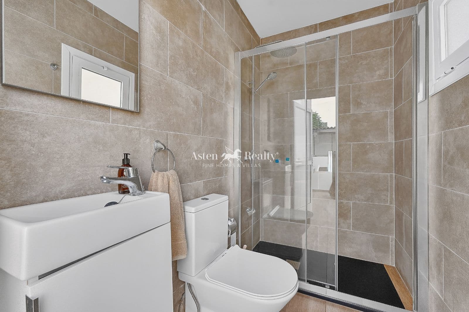 5 bedroom Villa for sale in Arona with pool garage - € 1,490,000 (Ref: 10162577)