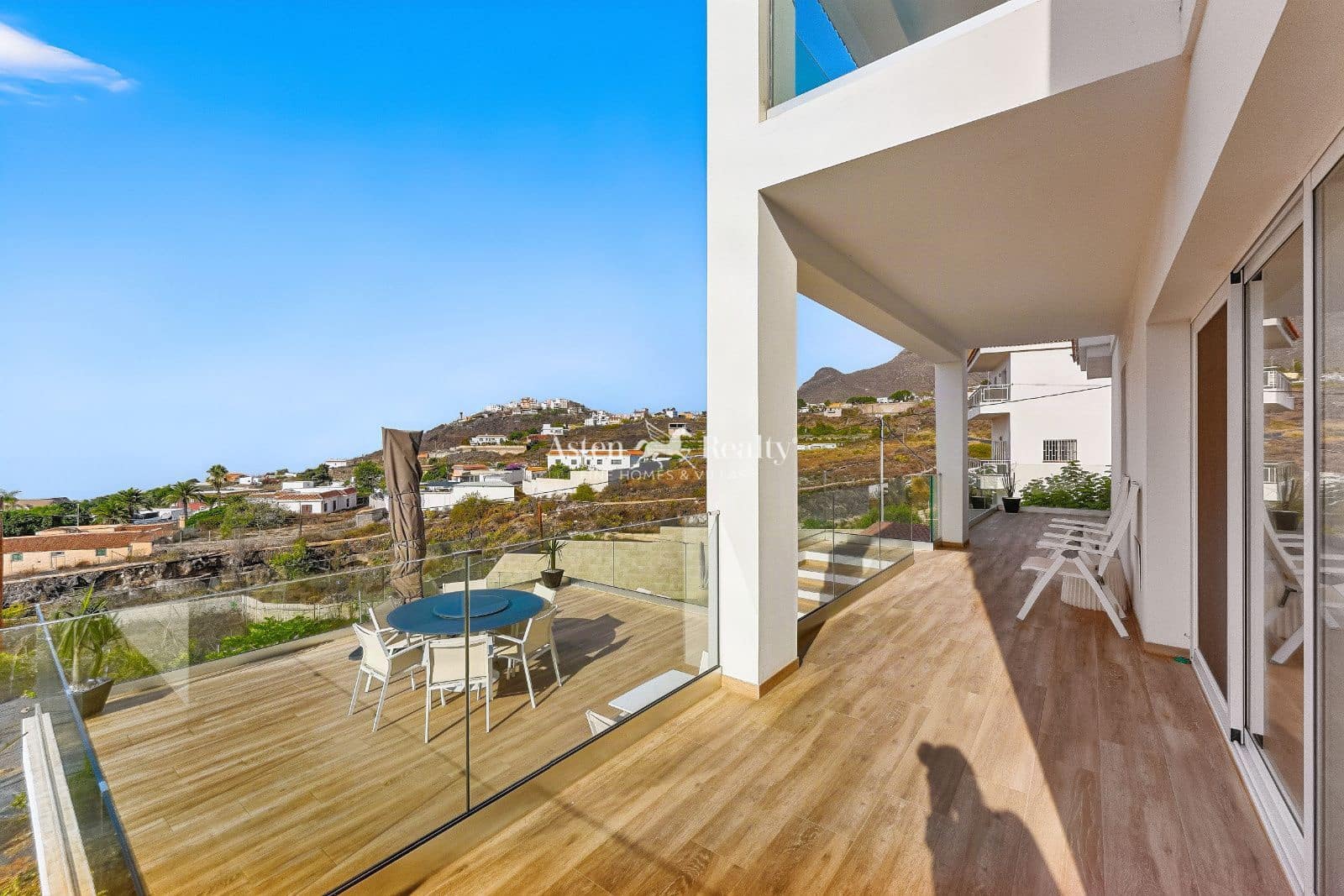 5 bedroom Villa for sale in Arona with pool garage - € 1,490,000 (Ref: 10162577)