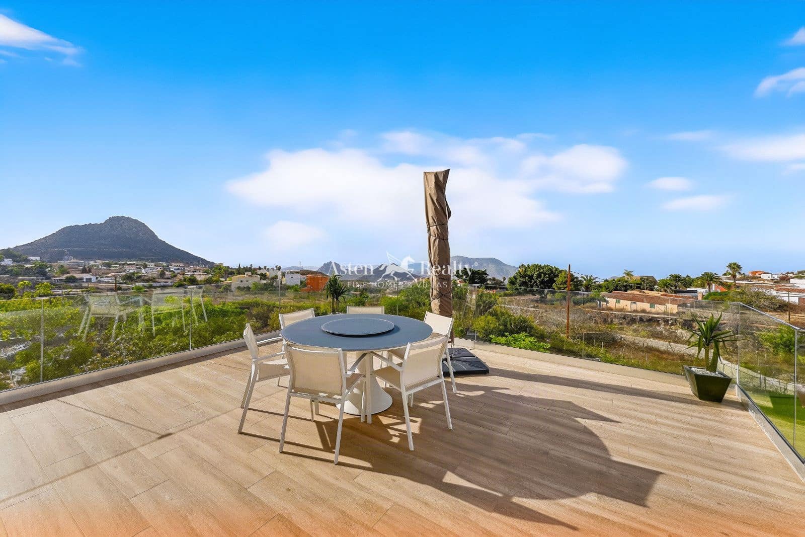 5 bedroom Villa for sale in Arona with pool garage - € 1,490,000 (Ref: 10162577)