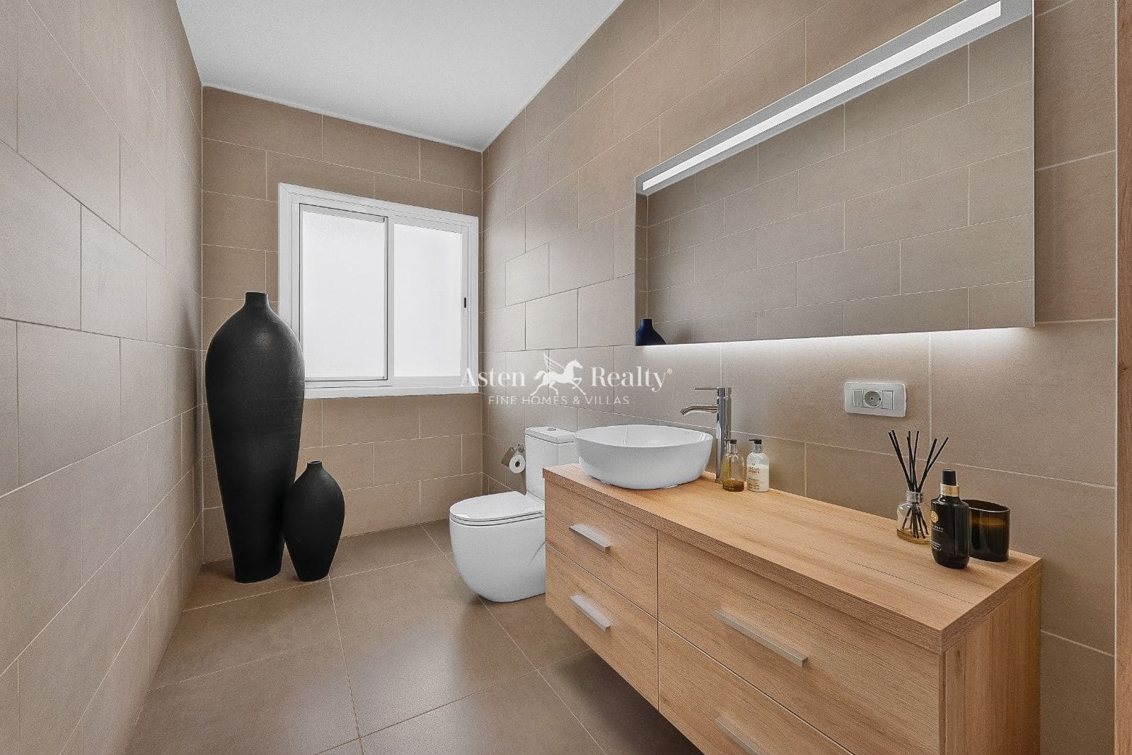 5 bedroom Villa for sale in Arona with pool garage - € 1,490,000 (Ref: 10162577)