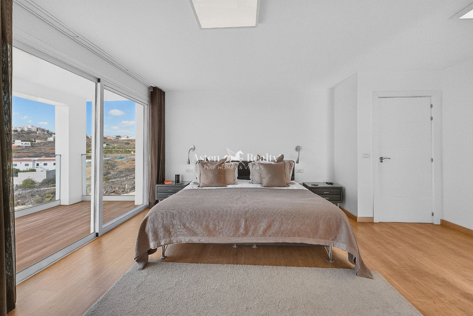 5 bedroom Villa for sale in Arona with pool garage - € 1,490,000 (Ref: 10162577)