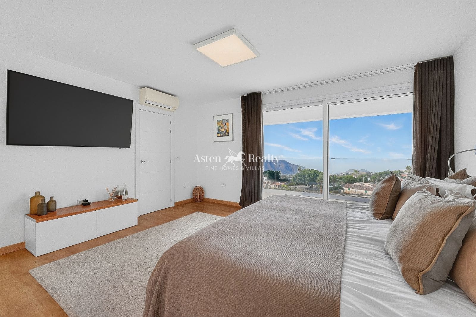 5 bedroom Villa for sale in Arona with pool garage - € 1,490,000 (Ref: 10162577)