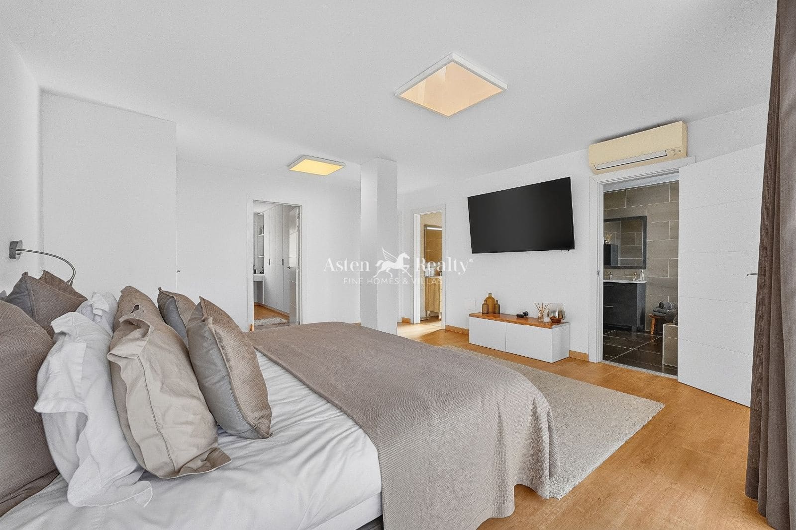 5 bedroom Villa for sale in Arona with pool garage - € 1,490,000 (Ref: 10162577)