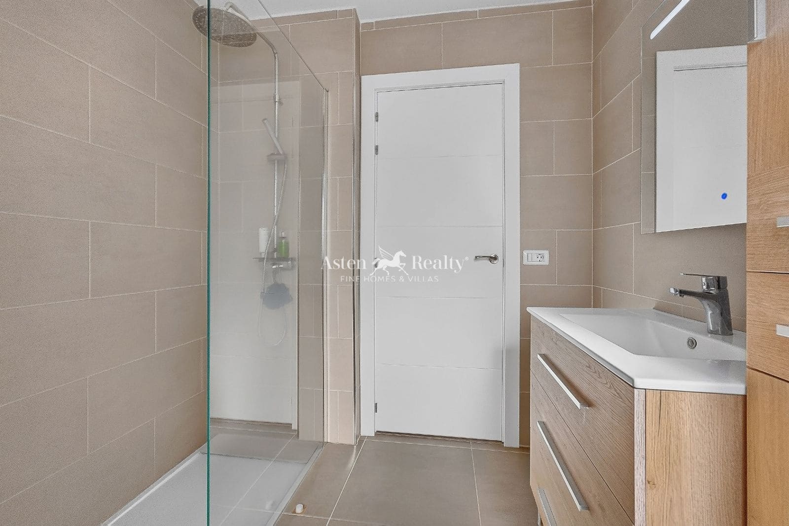 5 bedroom Villa for sale in Arona with pool garage - € 1,490,000 (Ref: 10162577)
