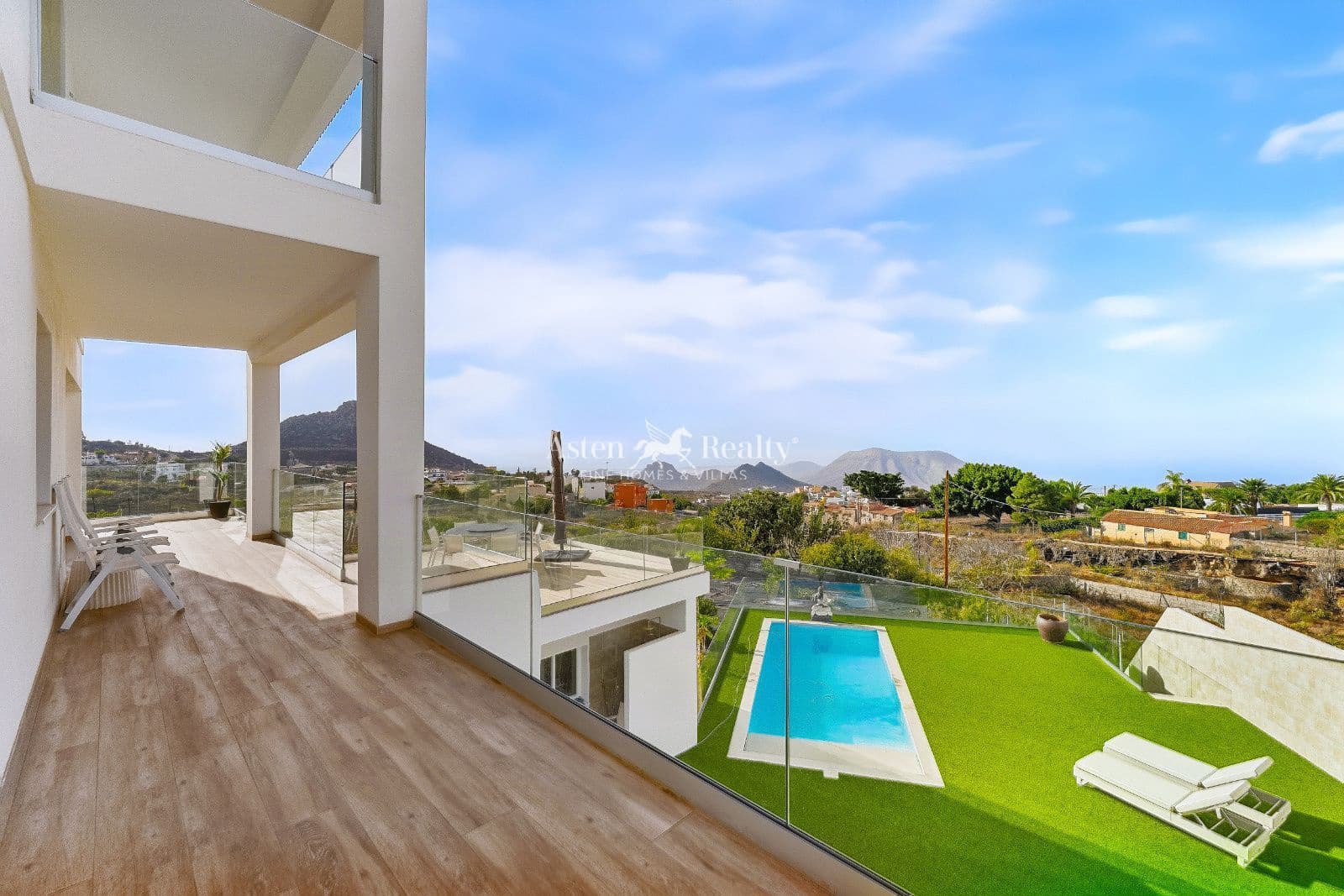 5 bedroom Villa for sale in Arona with pool garage - € 1,490,000 (Ref: 10162577)