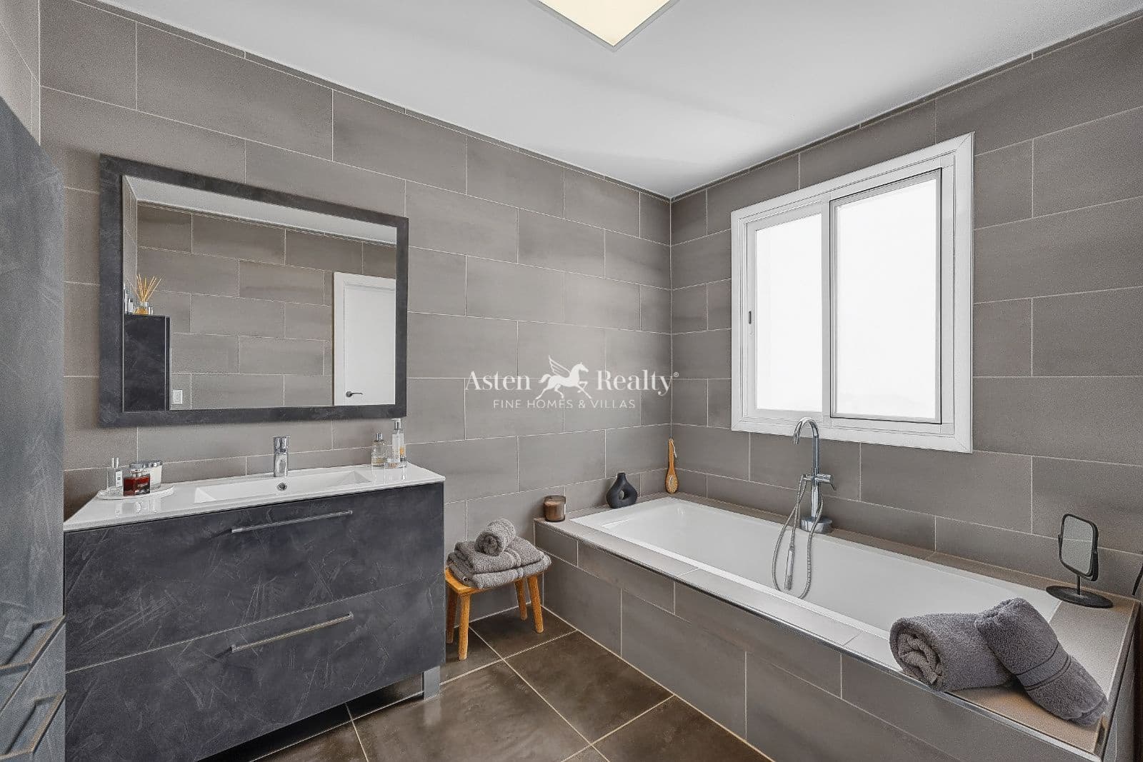 5 bedroom Villa for sale in Arona with pool garage - € 1,490,000 (Ref: 10162577)