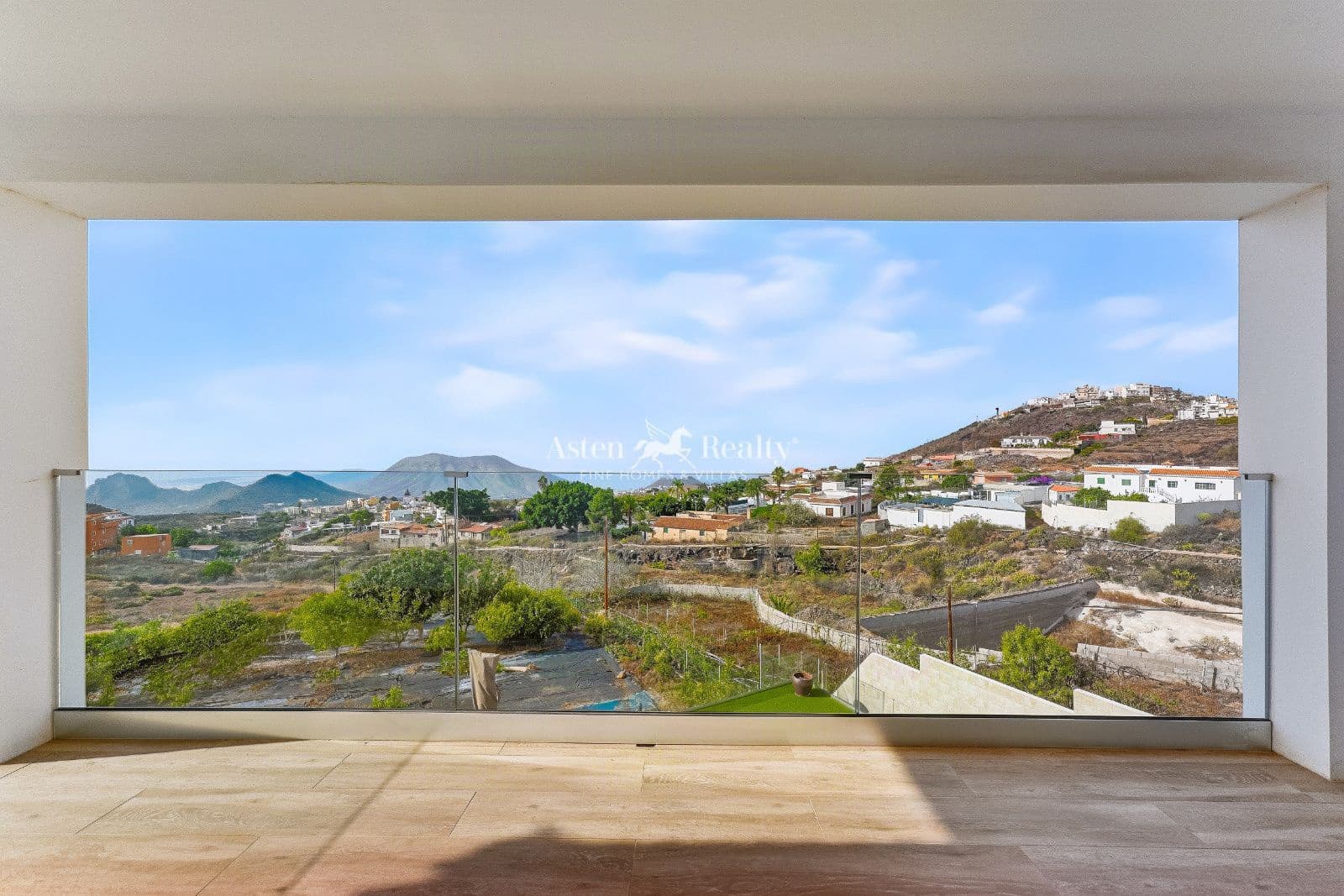 5 bedroom Villa for sale in Arona with pool garage - € 1,490,000 (Ref: 10162577)