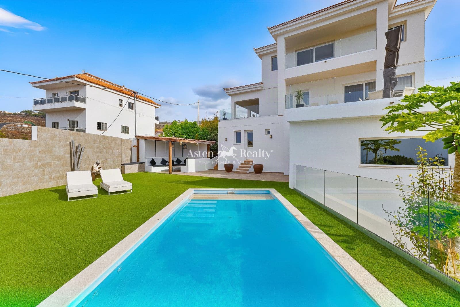 5 bedroom Villa for sale in Arona with pool garage - € 1,490,000 (Ref: 10162577)