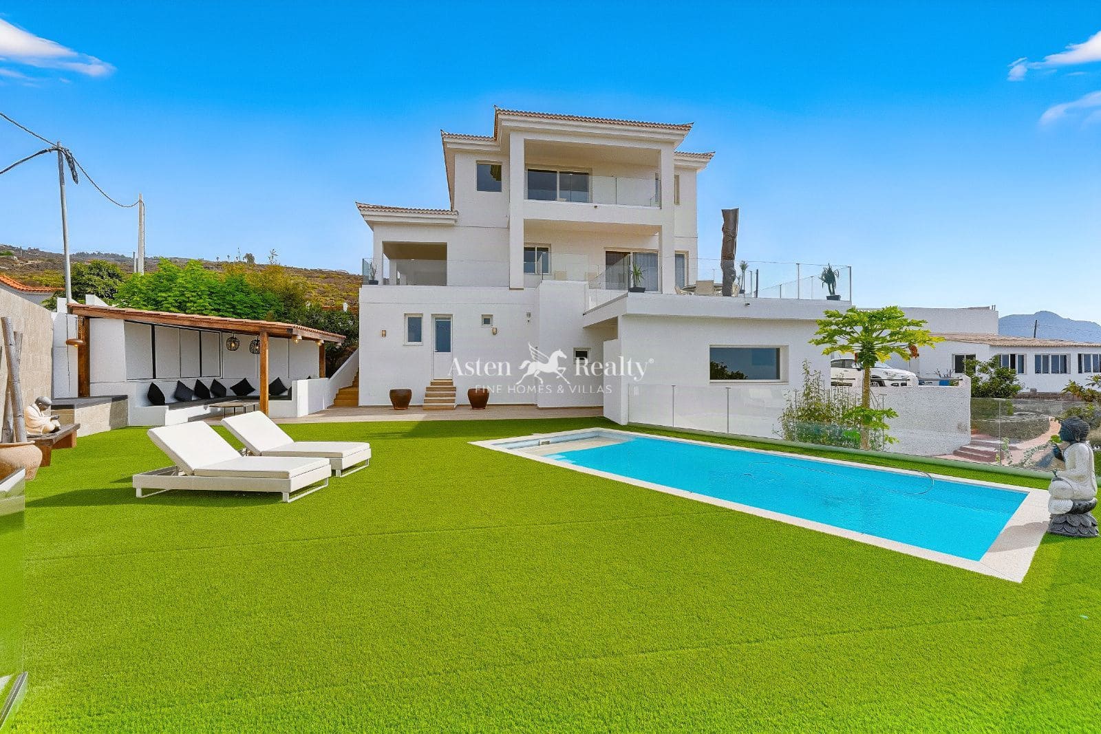 5 bedroom Villa for sale in Arona with pool garage - € 1,490,000 (Ref: 10162577)