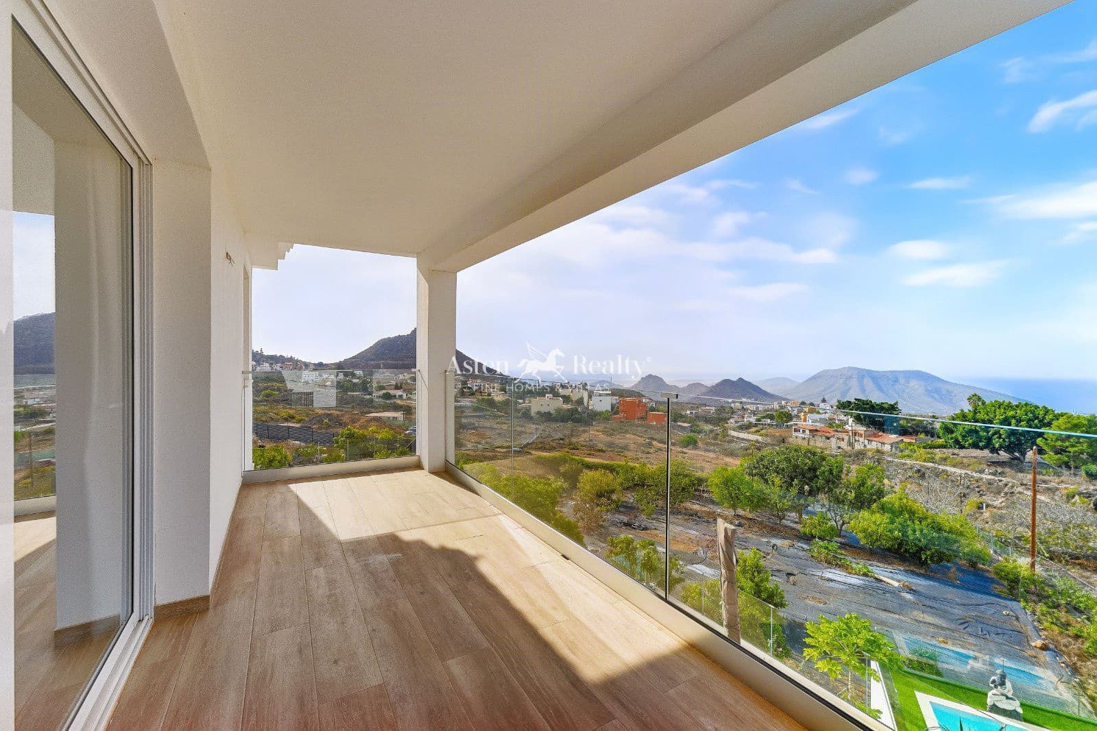 5 bedroom Villa for sale in Arona with pool garage - € 1,490,000 (Ref: 10162577)