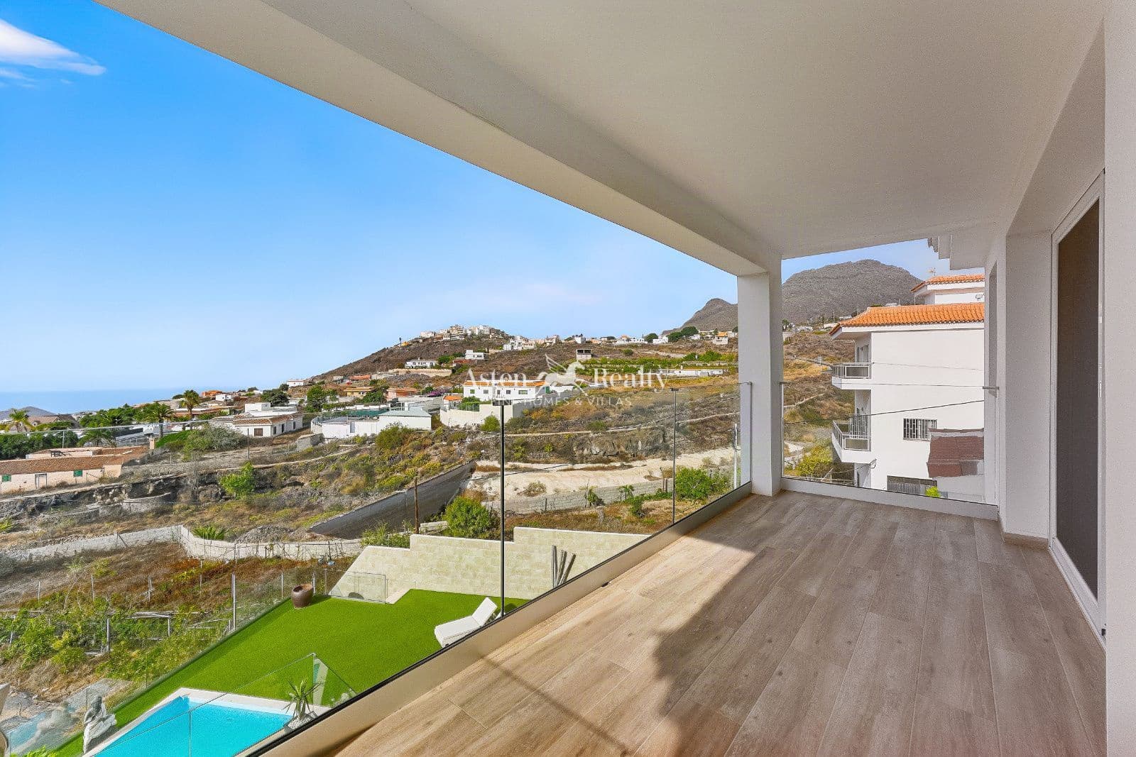 5 bedroom Villa for sale in Arona with pool garage - € 1,490,000 (Ref: 10162577)