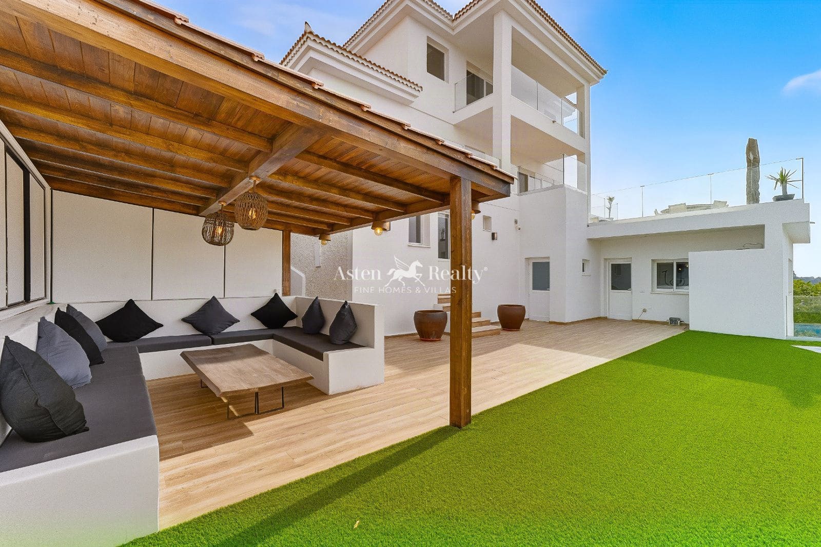 5 bedroom Villa for sale in Arona with pool garage - € 1,490,000 (Ref: 10162577)