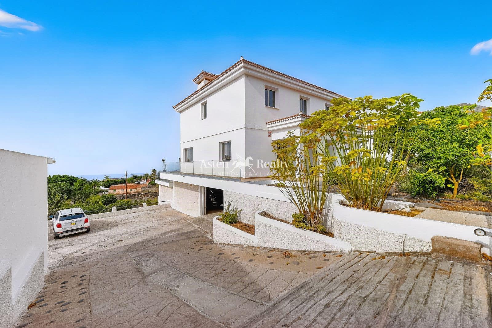 5 bedroom Villa for sale in Arona with pool garage - € 1,490,000 (Ref: 10162577)
