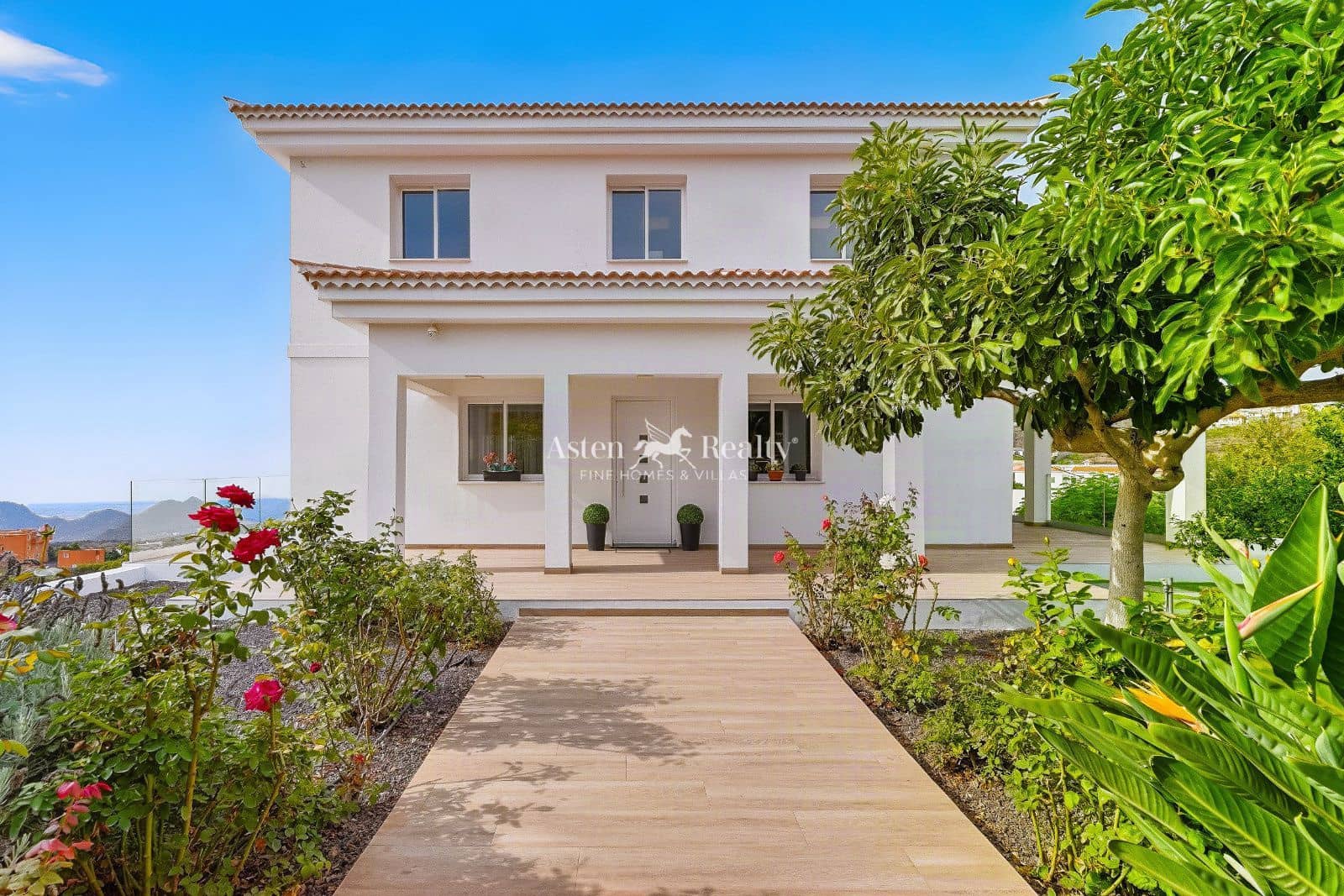 5 bedroom Villa for sale in Arona with pool garage - € 1,490,000 (Ref: 10162577)