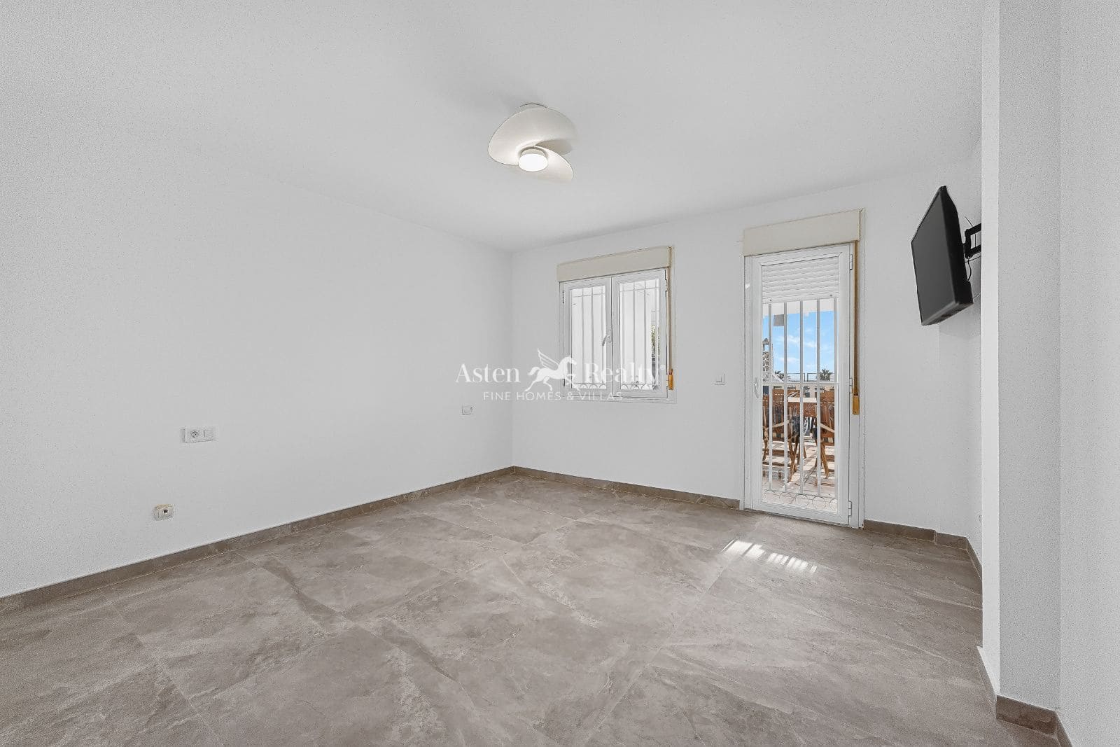 2 soveværelse Lejlighed til salg i Los Cristianos med swimmingpool garage - € 540.000 (Ref: 10167543)