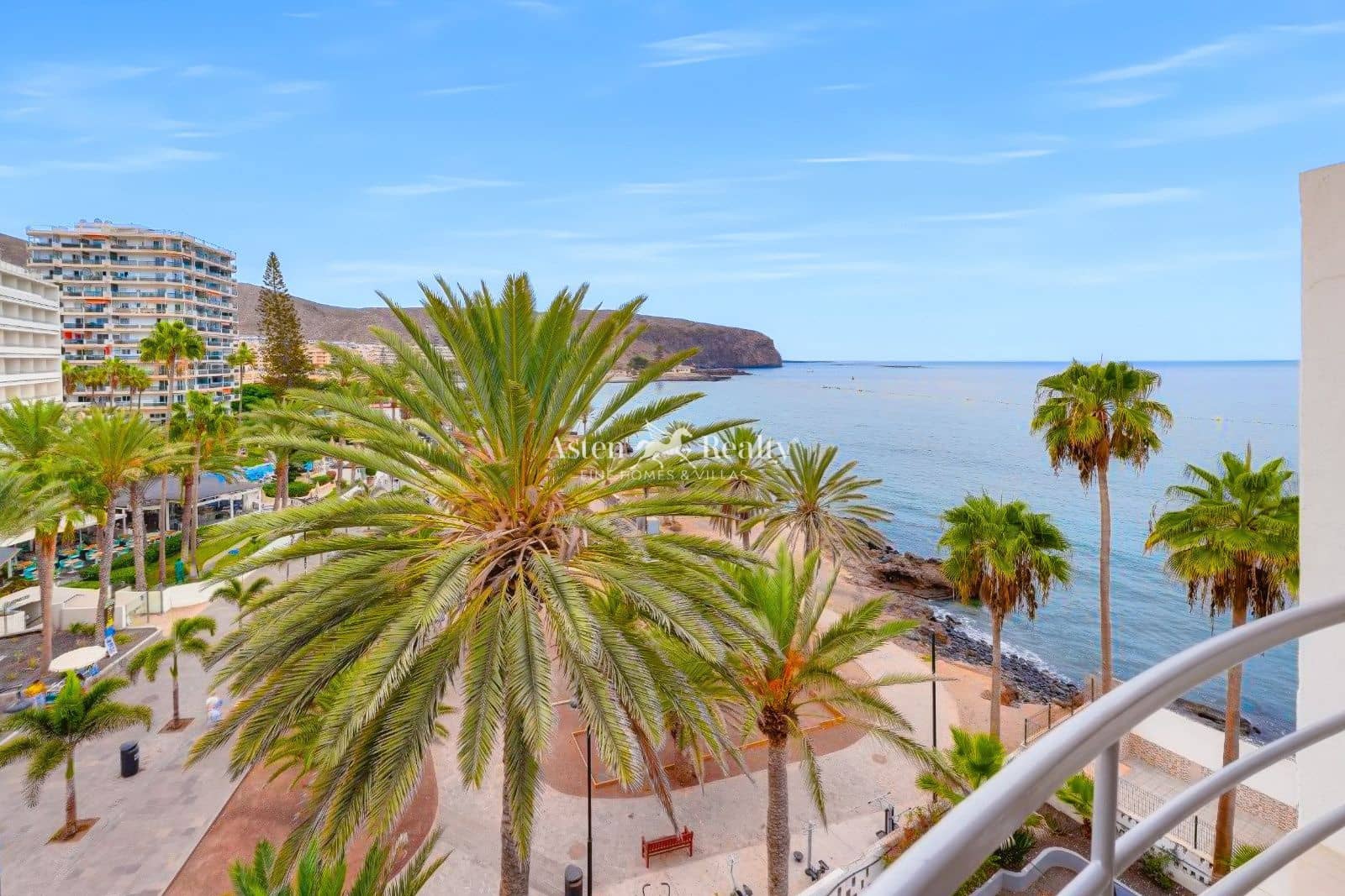 2 bedroom Penthouse for sale in Los Cristianos with garage - € 495,000 (Ref: 10169321)