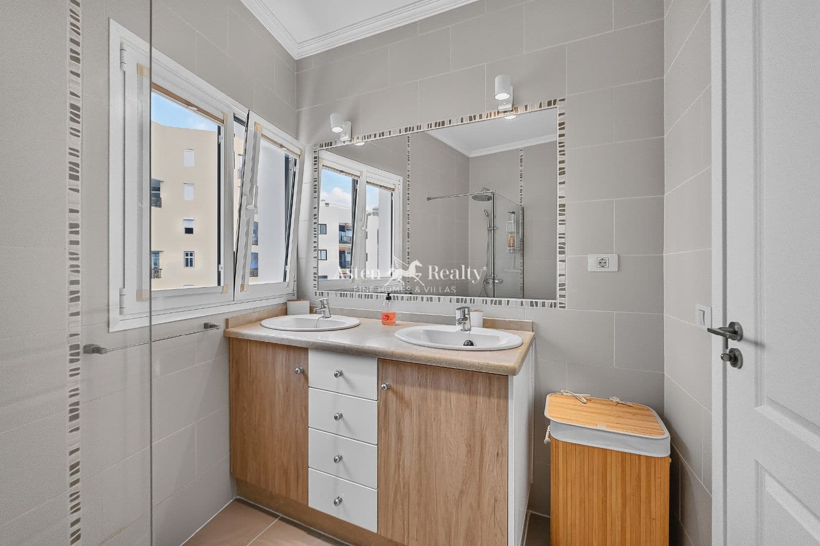 2 bedroom Penthouse for sale in Los Cristianos with garage - € 495,000 (Ref: 10169321)
