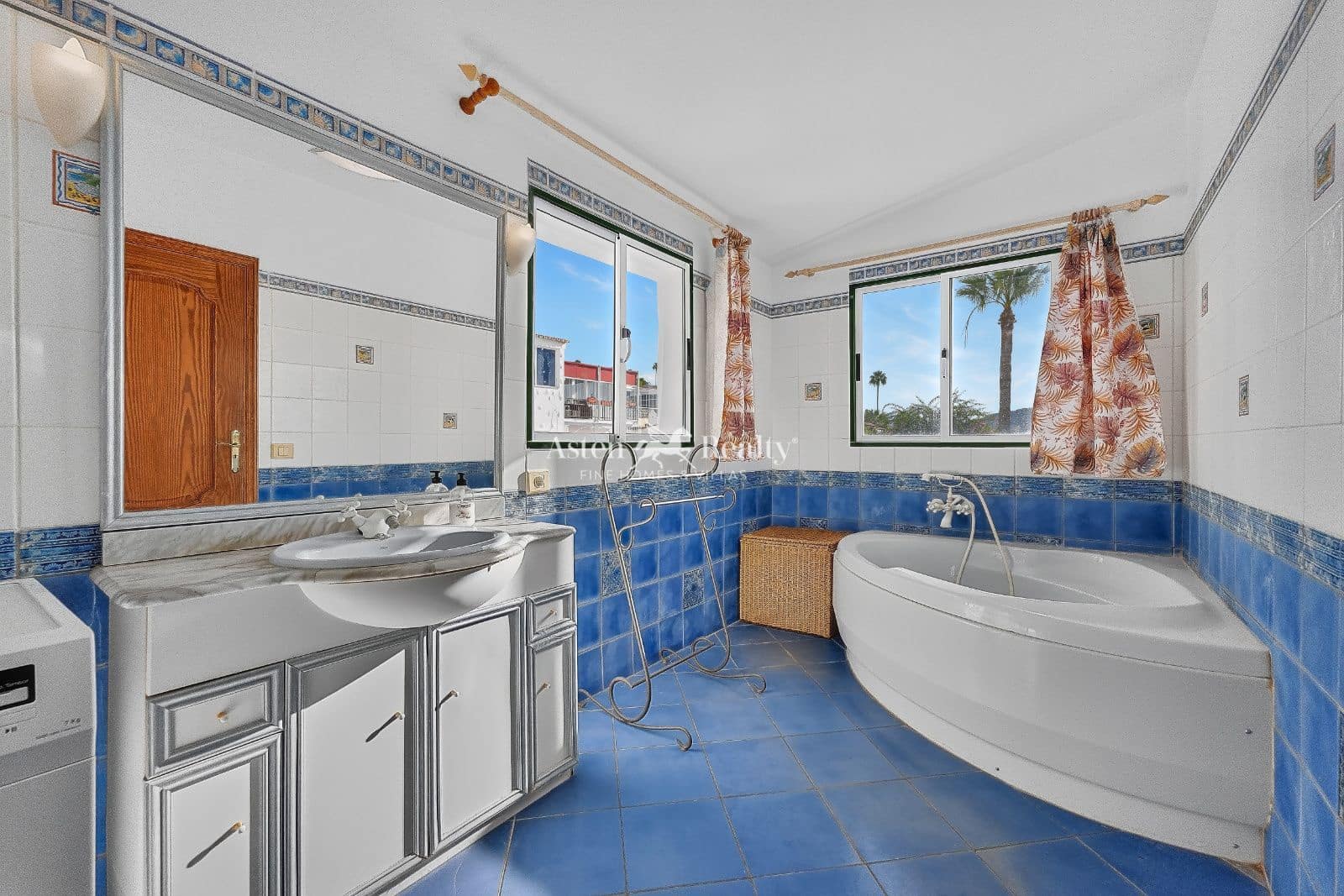 5 bedroom Villa for sale in Chayofa with pool - € 650,000 (Ref: 10175645)
