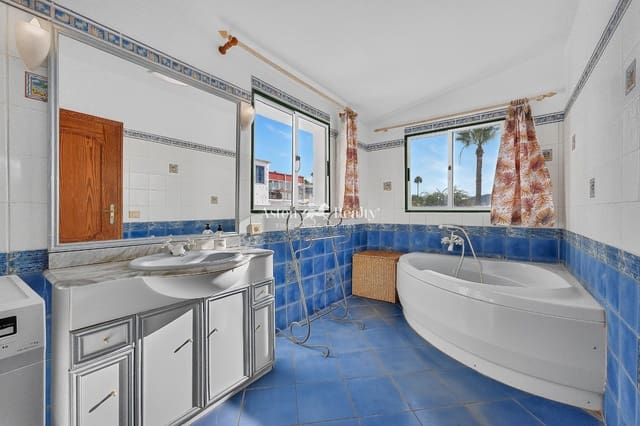 5 bedroom Villa for sale in Chayofa, Arona with pool - € 650,000 (Ref: 10175645)