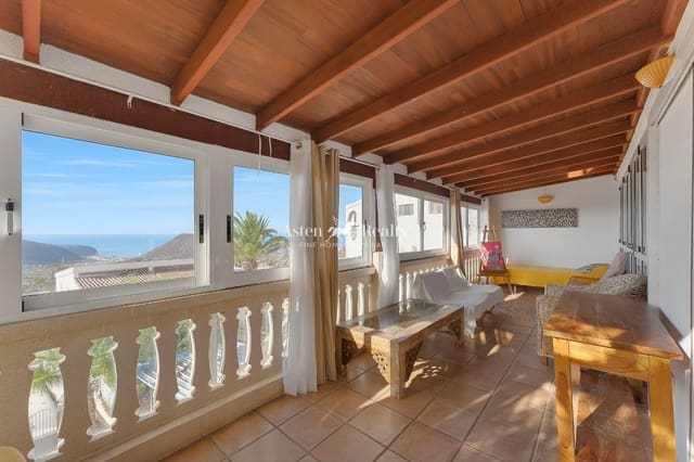 5 bedroom Villa for sale in Chayofa, Arona with pool - € 650,000 (Ref: 10175645)