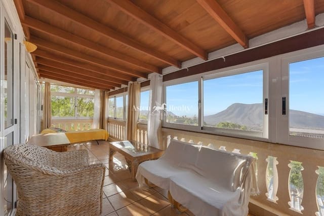 5 bedroom Villa for sale in Chayofa, Arona with pool - € 650,000 (Ref: 10175645)