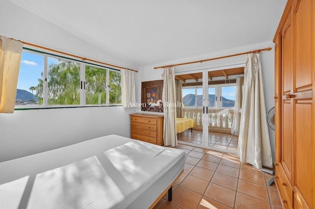 5 bedroom Villa for sale in Chayofa, Arona with pool - € 650,000 (Ref: 10175645)