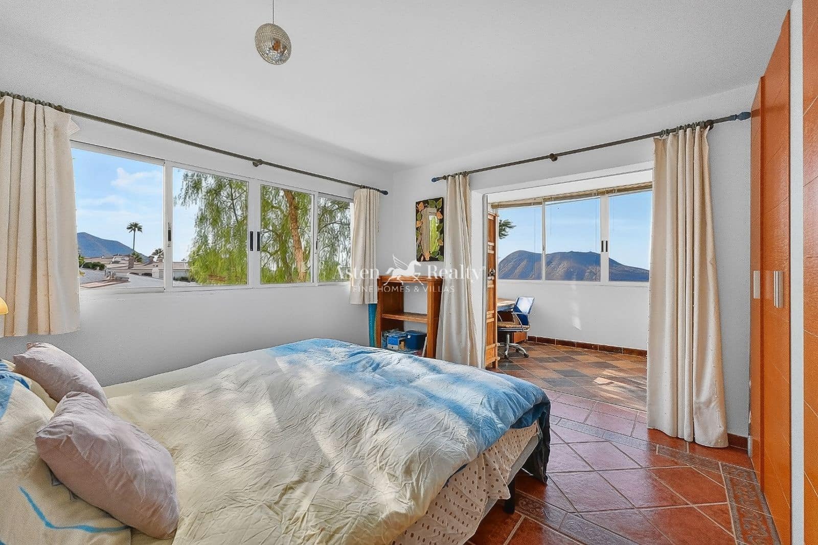 5 bedroom Villa for sale in Chayofa with pool - € 650,000 (Ref: 10175645)