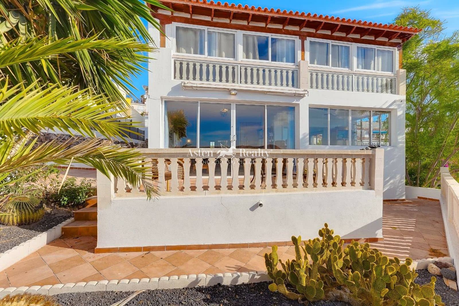5 bedroom Villa for sale in Chayofa with pool - € 650,000 (Ref: 10175645)