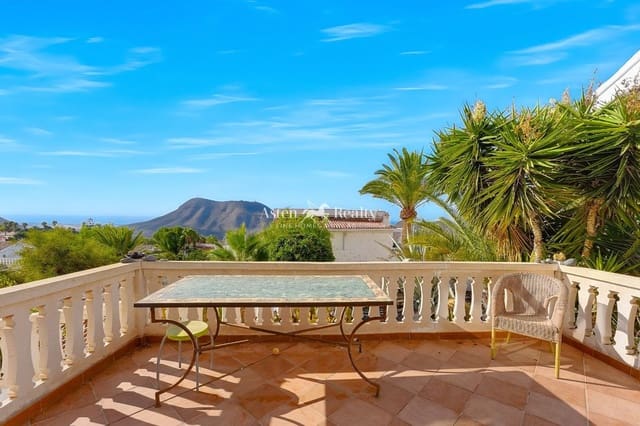 5 bedroom Villa for sale in Chayofa, Arona with pool - € 650,000 (Ref: 10175645)