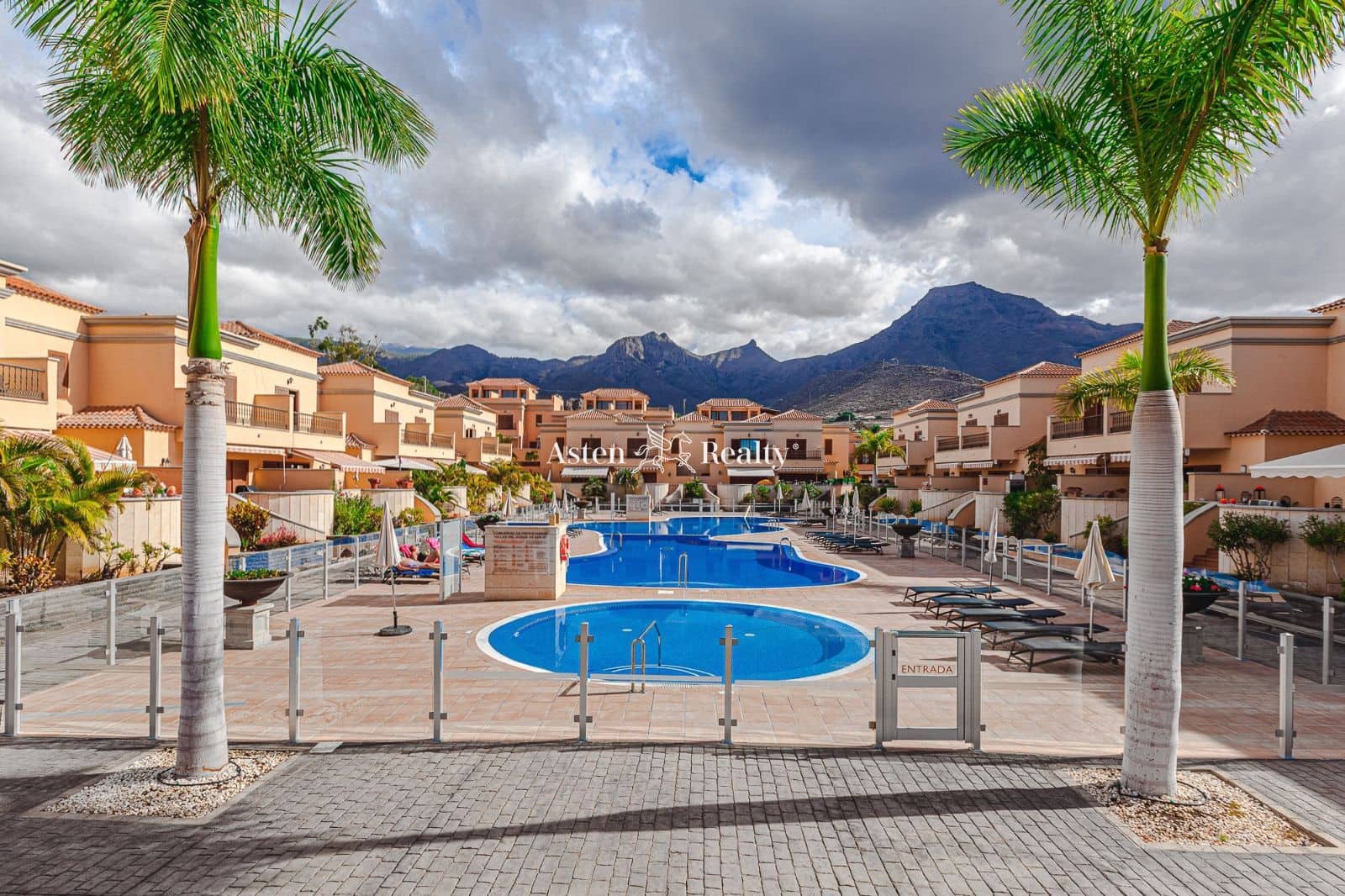 3 bedroom Townhouse for sale in Playa del Duque with pool garage - € 1,150,000 (Ref: 5803205)