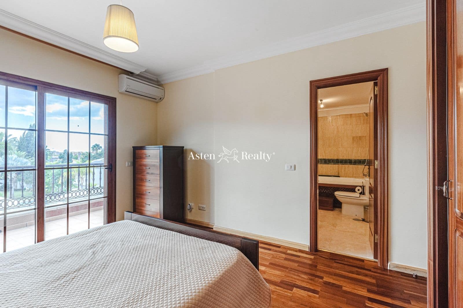 3 bedroom Townhouse for sale in Playa del Duque with pool garage - € 1,150,000 (Ref: 5803205)