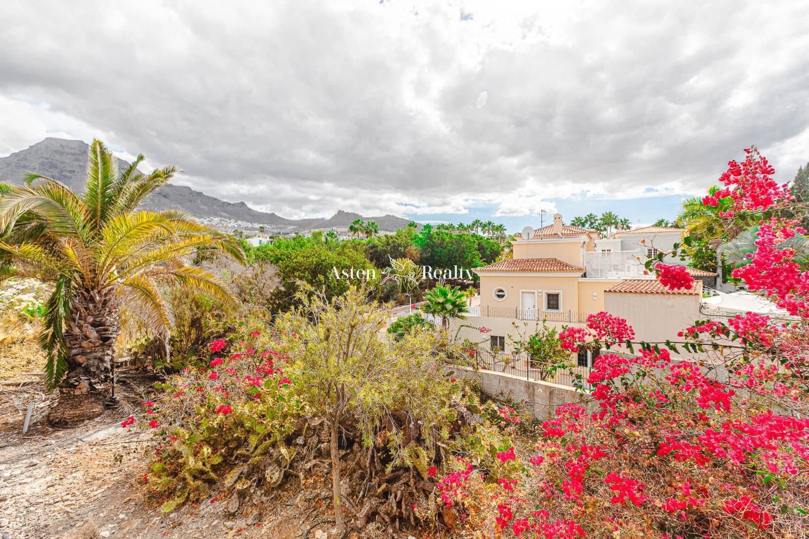 3 bedroom Townhouse for sale in Playa del Duque with pool garage - € 1,150,000 (Ref: 5803205)