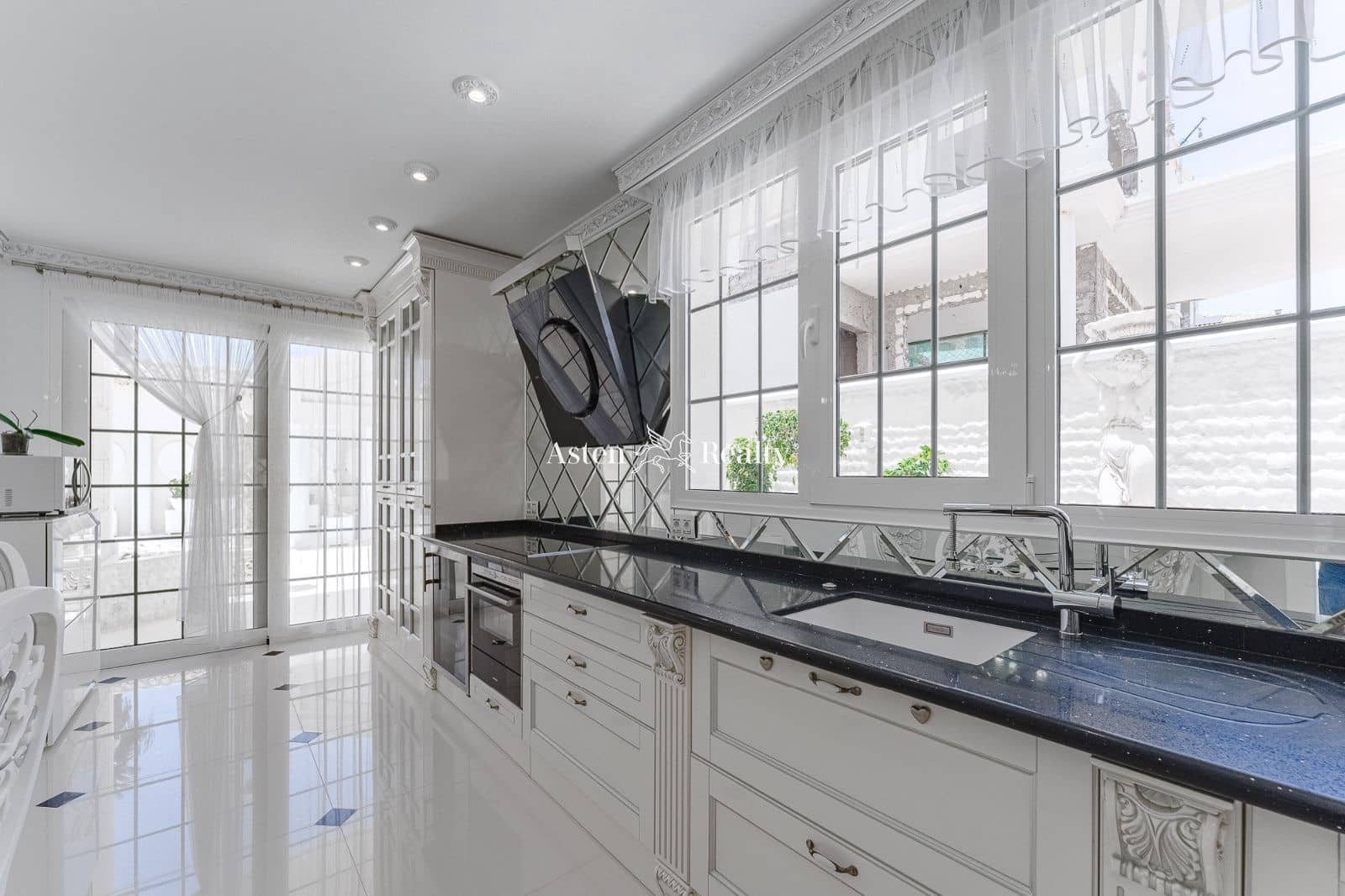 6 soveværelse Byhus til salg i La Caleta Adeje med swimmingpool garage - € 4.250.000 (Ref: 6908889)