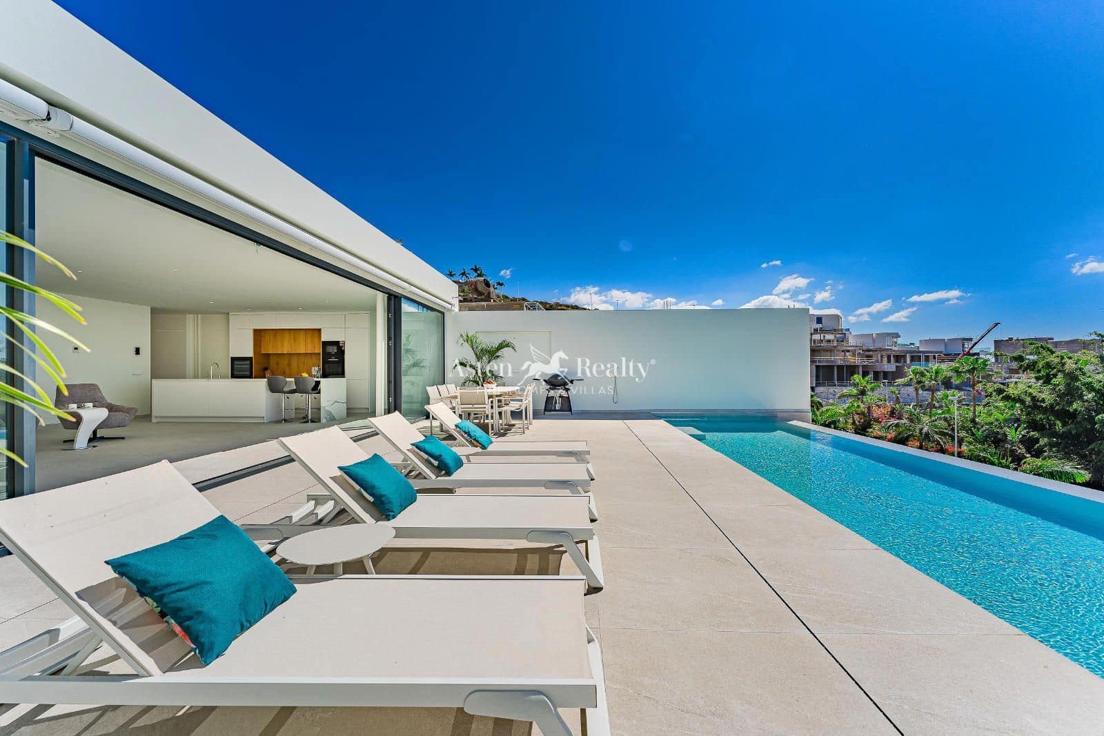 3 soverom Hus til salgs i Costa Adeje med svømmebasseng garasje - € 3 800 000 (Ref: 6913799)