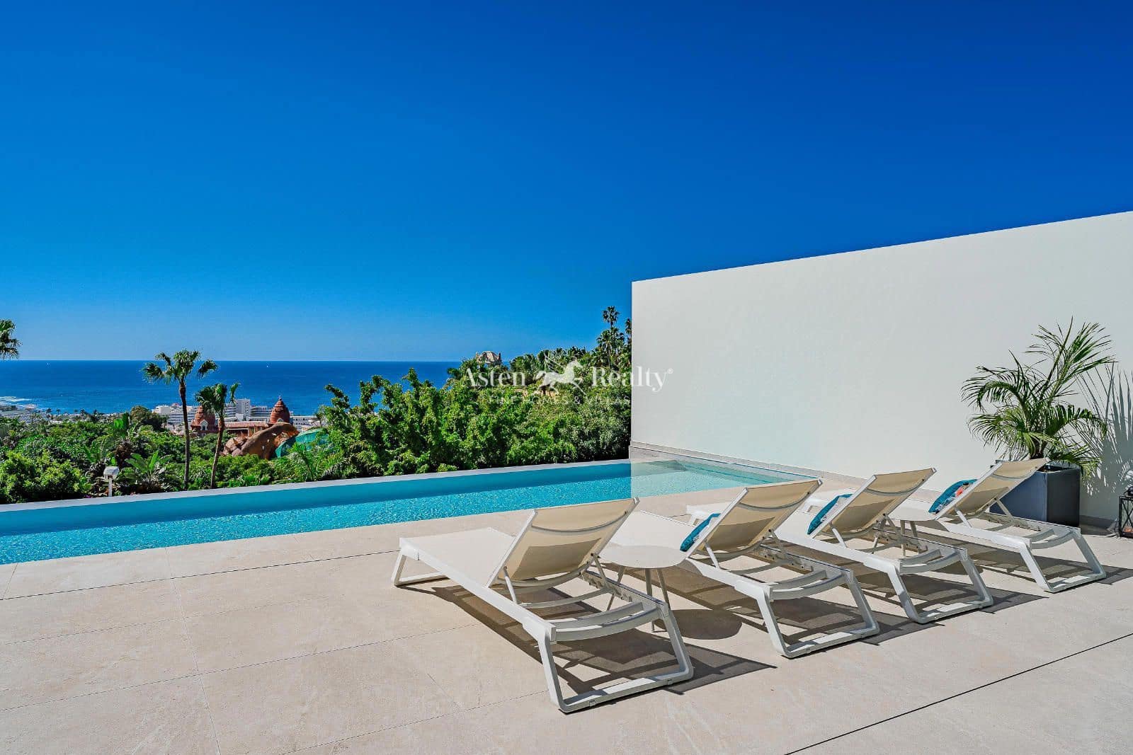 3 soverom Hus til salgs i Costa Adeje med svømmebasseng garasje - € 3 800 000 (Ref: 6913799)