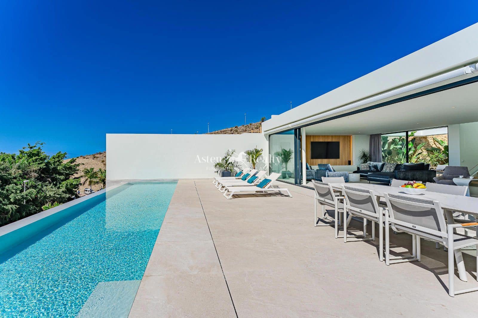 3 soverom Hus til salgs i Costa Adeje med svømmebasseng garasje - € 3 800 000 (Ref: 6913799)