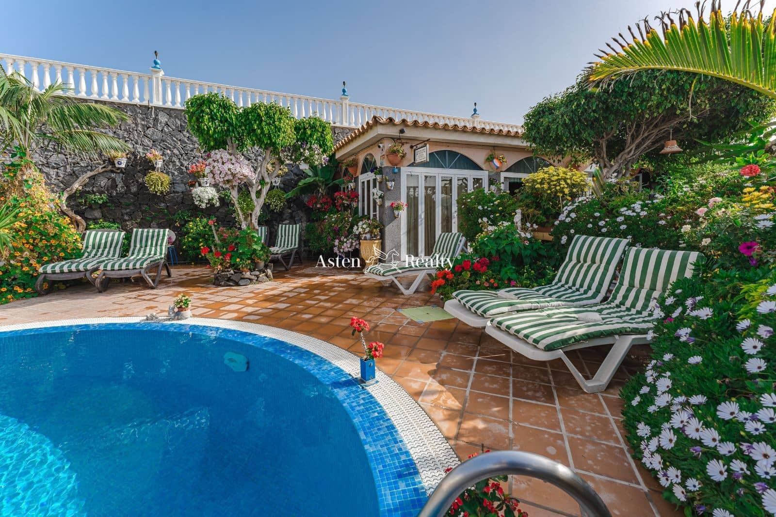 15 soveværelse Hotel til salg i El Medano - € 1.750.000 (Ref: 6965817)