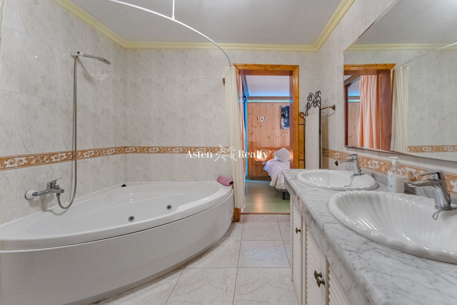 15 soveværelse Hotel til salg i El Medano - € 1.750.000 (Ref: 6965817)